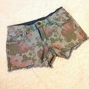 Reversible ombry/floral jean shorts!😮